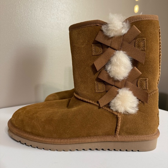 KOOLABURRA by UGG Victoria Short Bow Winter Boots Cognac Suede Fuzzy Women's 8 - Picture 3 of 11